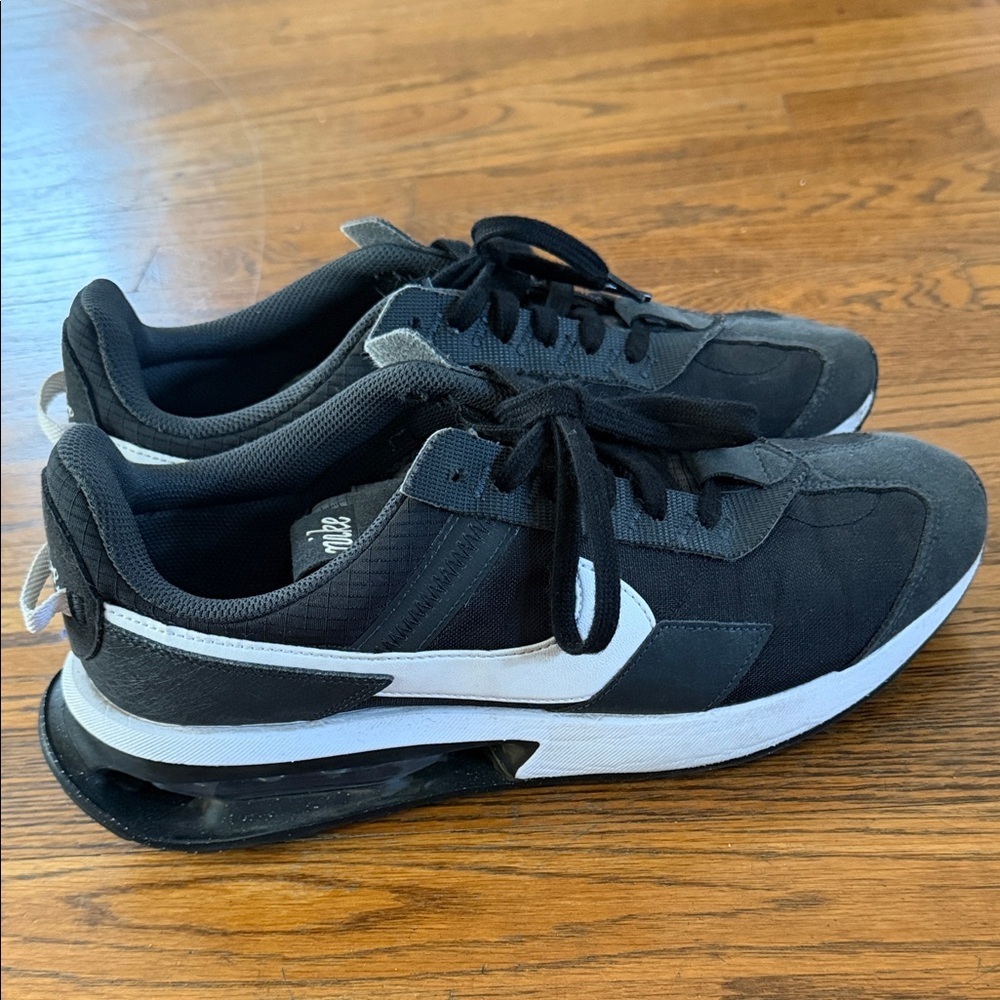 Nike Black and White Men's Athletic Running Shoes - Picture 3 of 6